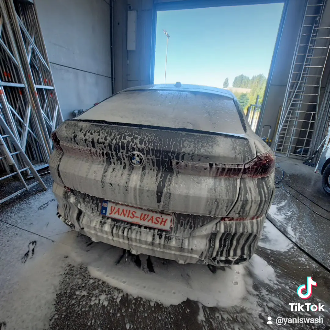 Un lavage à la main dans un car wash d'Anderlecht